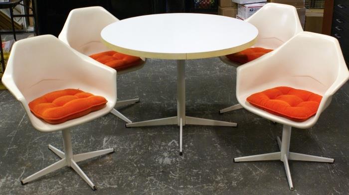 Mid-Century Retro Dining Table with 4 White Fiberglass Shell Swival Chairs