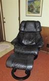 EKORNES MADE IN NORWAY / BLACK LEATHER CHAIR AND OTTOMAN