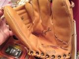 BASEBALL MITT