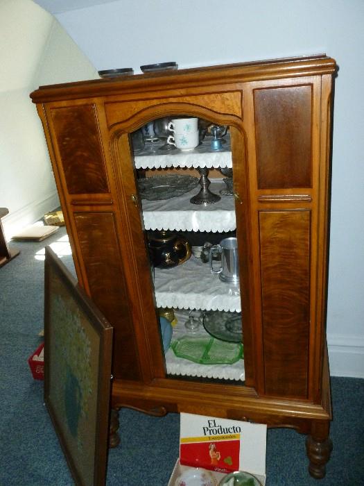 Vintage radio cabinet..the doors close automatically