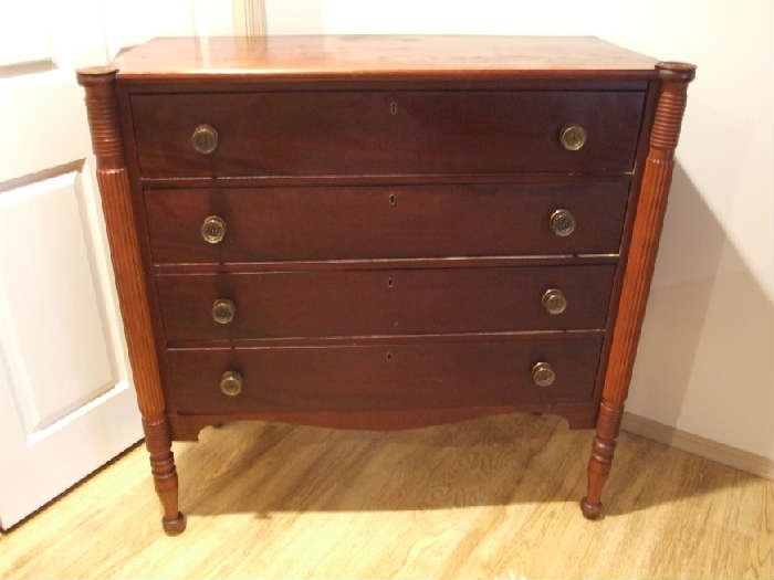 MAHOGANY 4-DRAWER DRESSER WITH COOKIE CUTTER CORNERS.