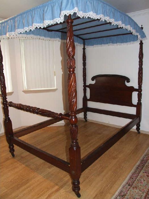 4 PINNEAPPLE POST FULL SIZE CANOPY BED.
