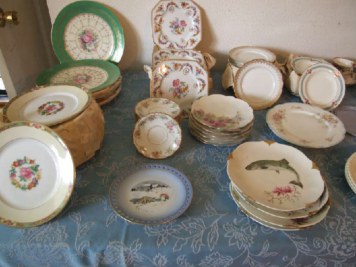 LOTS OF SETS OF CHINA LUNCHEON PLATES.