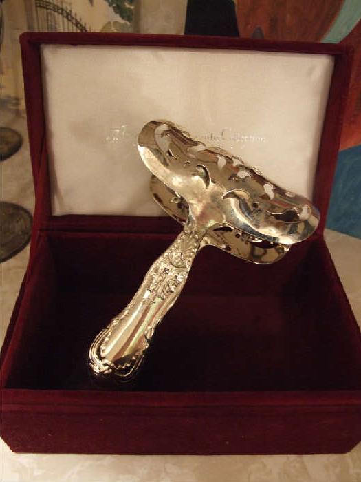 SILVERPLATED SERVING PIECE IN GIFT BOX.