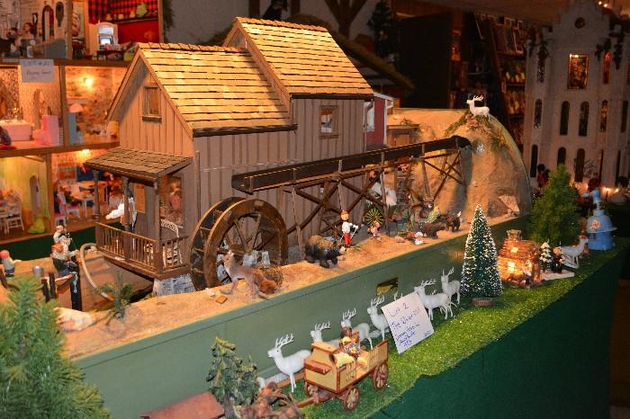 Working water mill!! Features 5 rooms with miniature dollhouse collectibles!