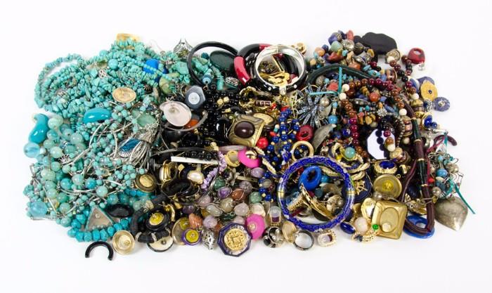 LOT 3: A QUANTITY OF ASSORTED COSTUME JEWELRY 