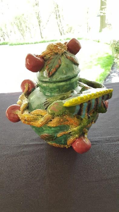 Lizard covered pottery jar