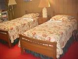 PAIR OF MID CENTURY TWIN BEDS BY WILLIAMS FURNITURE CO & NIGHTSTAND W/ BEDDING