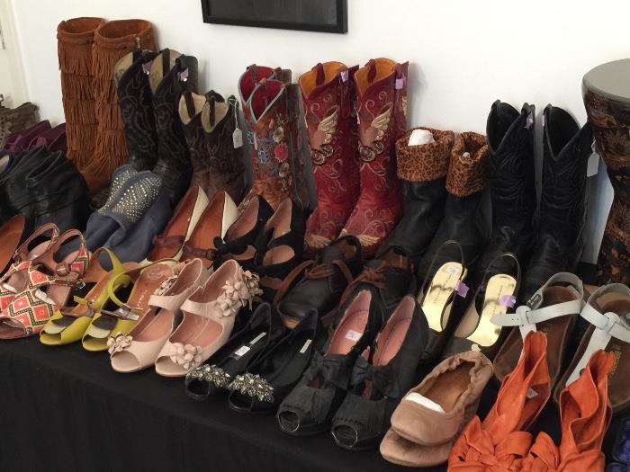 ASSORTED WOMENS SHOES & BOOTS SIZE 8.