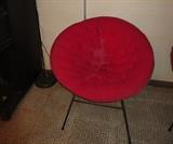 RETRO ROUND METAL LEG CHAIR