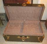 VACATIONER TRUNK WITH CLEAN INSIDES AND INSERT 