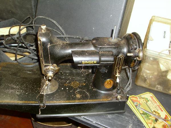 Singer Featherweight sewing maching