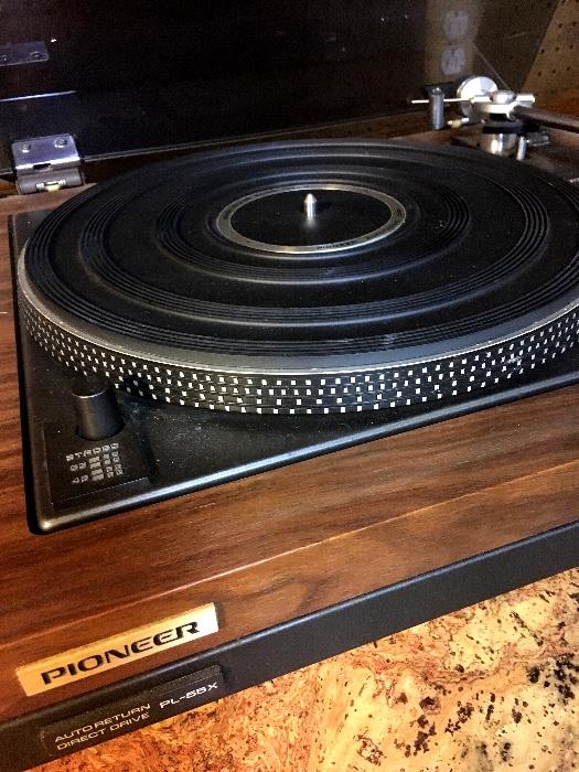 A Working Pioneer Turntable (needs a needle)...
