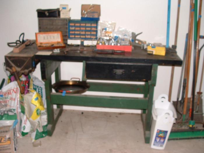 Great workbench with built in vise