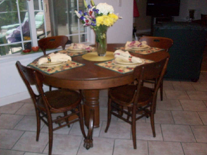 Old oak pedestal table, 4 bentwood chairs.