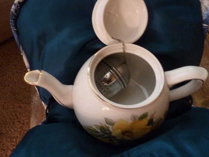 ellgreave ralph 1750 moses 1751 enoch 1784 Wood & Sons England Teapot