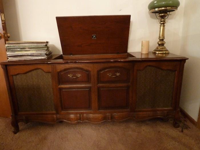 Vintage stereo cabinet/turn table