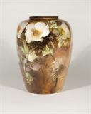 Lot# 125 Franz A. Bischoff (1864-1929 Pasadena, CA)		

Franz A. Bischoff (1864-1929 Pasadena, CA), A hand painted and glazed Belleek porcelain vase with a tan background and white roses, signed on the vase's shoulder: Franz A. Bischoff, est:$8000/10,000