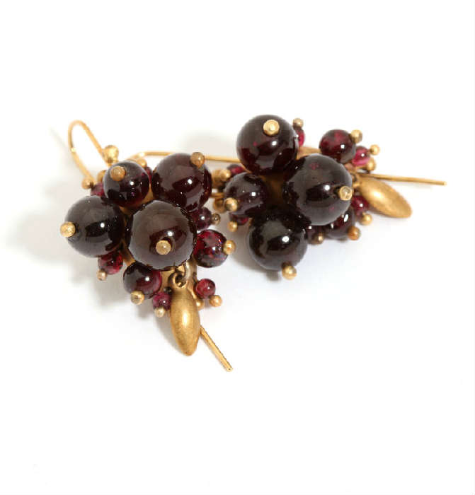 Lot# 1001 A pair of garnet 'Bug Cluster' earrings, Ted Muehling 









Gold tone back with 14K yellow gold wire, approximately 1'' L. est:$250/300