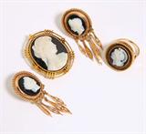 Lot# 1007 An agate and 14K yellow gold cameo set 









Comprising a brooch-pendant, a pair of earrings, and similar ring, size 5, 46.5 gms; 4 pcs. est:$1500/2000