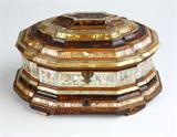 Lot# 1020 A Continental mother-of-pearl and tortoiseshell jewelry casket 









Probably Flemish, 17th century and later, the cartouche form stepped hinged caddy top reversing to a mirrored panel and opening to a red-velvet-lined well over a conforming stepped spreading case, on square feet. 7.5'' H x 13.25'' W x 8.75'' D. est:$800/1200