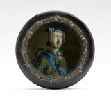 Lot# 1021 A Scottish tortoiseshell snuff box 









Probably first half 19th century, unmarked, circular body, the cover centering a portrait of Bonnie Prince Charlie reverse-painted on glass, within a metal border of thistles and leaves. 1'' H x 3.25'' Dia. est:$400/600