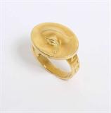 Lot# 1096 An 18K yellow gold all-seeing teared eye motif ring 









Signed Gabriella Kiss, inscribed on the shank ''Nil Nisi Cruce'' (''Nothing But By the Cross; No Reward Without Suffering''), size 5.5, 7.6 gms. est:$300/400