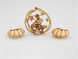 Lot# 1093 A pair of Seaman Schepps 14K yellow gold clip-back earrings and a large Ruser 14K gold charm 









Signed Seaman Schepps, together with a charm signed Ruser, 2 pcs, 53.2 gms. est:$1000/1500
