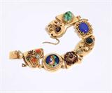 Lot# 1098 A 14K yellow gold and gem-set slider bracelet 









The seven sliders variously decorated with a portrait, snake, butterfly and other motifs. 59.8 gms. est:$1500/2000