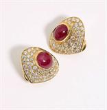 Lot# 1131 A pair of ruby cabochon, diamond and 18K yellow gold clip earrings 









Set with 96 round full-cut diamonds totaling approximately 3.00 cts, graded G-H color, VS clarity with ruby cabochons measuring 10 x 8 mm. est:$1800/2400