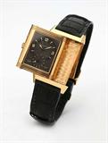 Lot# 1140 A gentleman's Jaeger LeCoultre Reverso-Duoface-Night-Day 18K yellow gold wristwatch 









Rectangular, reversible, with two time-zone dials, on one side a silvered part ?guilloche? dial with black Arabic numerals, sunken sub-seconds dial and black steel hands, on the other side an anthracite guilloche dial with off-center ring with luminous Arabic numerals and applied index numerals, with subsidiary dial at 6 o'clock for 24 hour time zone and luminous steel hands, in 18K yellow gold reversible polished case, dials and case signed and/or triple hallmarked, ref: #270.2.54, serial: #1815769; 42mm x 26mm 10mm, attached to a leather band with 18K gold Jaeger LeCoultre deployment clasp, includes two adjustment pins. est:$4000/6000