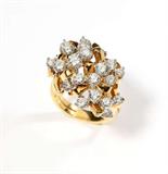 Lot# 1139 An 18K yellow gold and diamond cluster ring 









Set with 23 full-cut diamonds totaling approximately 2.55 cts, graded H-I color and VS clarity, size 6.5, 17.1 gms. est:$1500/2500