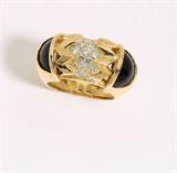 Lot# 1173 A diamond, onyx and 18K yellow gold ring 









With herringbone design and black onyx shoulders set with 19 round full-cut diamonds totaling approximately 0.65 cts, graded H-I color and VS clarity, size 6.5. 14.1 gms. est:$700/900