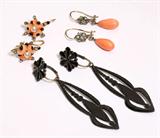 Lot# 1009 Three pairs of antique earrings 









One pair gold and black jet dangles, one pair gold, seed pearl, enamel, rose-cut diamonds and carved coral and other pair silver-topped gold, rose-cut diamonds and coral drops, 2.5'', 1.'' and 1'', 6 pcs. est:$800/1200