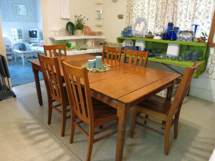 Vintage Oak Dinning Room Table, Six Chairs And Three Leaves