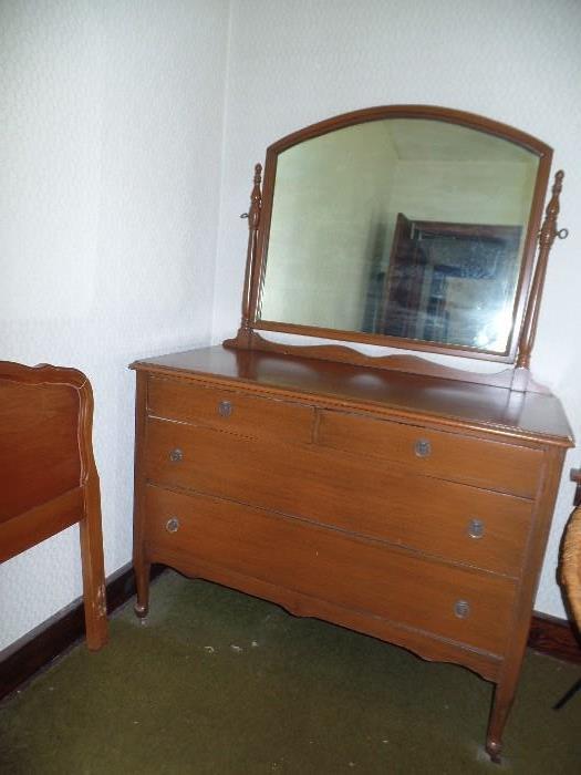 Vintage dresser w/mirror