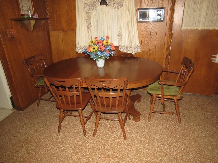 Fantastic Rockport Maple Table with 4 leafs & 6 chairs absolutely minty.