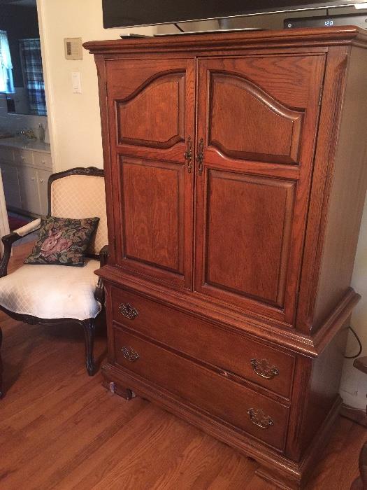 Nice oak armoire with drawers inside. Tons of storage!
