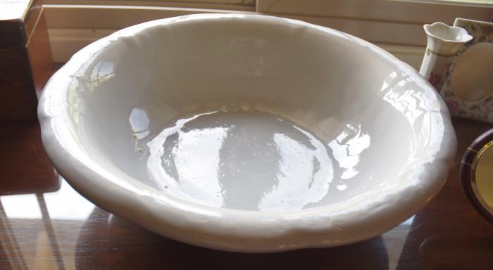 Antique porcelain washbowl
