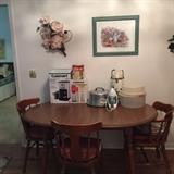 Kitchen table with 4 chairs and 1 leaf 