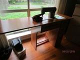 SINGER SEWING MACHINE IN WOODEN CABINET