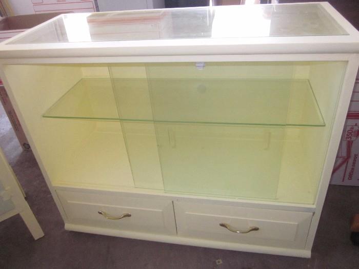 Display cabinet, glass top and glass shelving