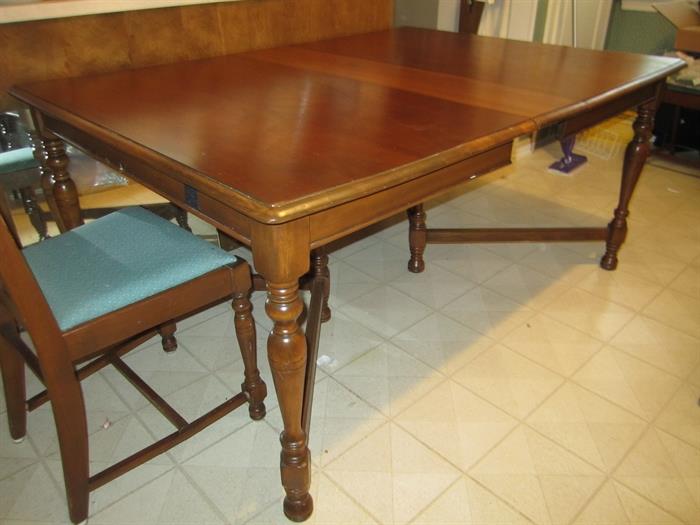 WALNUT TABLE WITH 4 LEAVES AND 6 CHAIRS