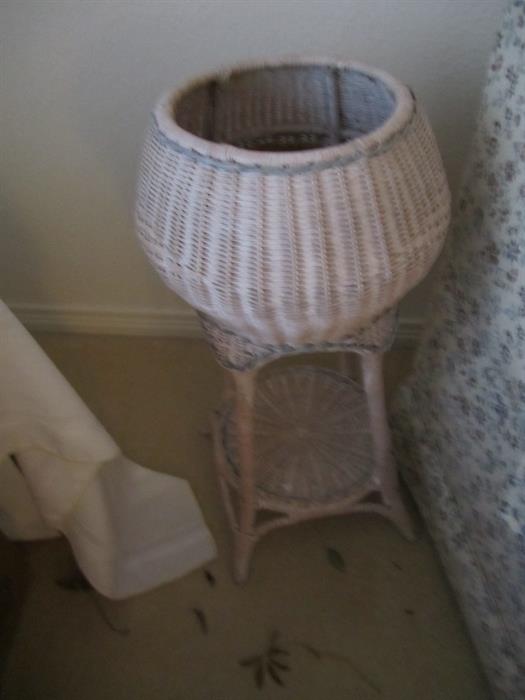  WICKER PLANT STAND