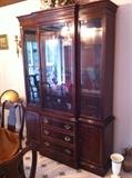 Thomasville Mahogany Collection lighted China Cabinet with lots of display and storage space. (Matches Dining Set)