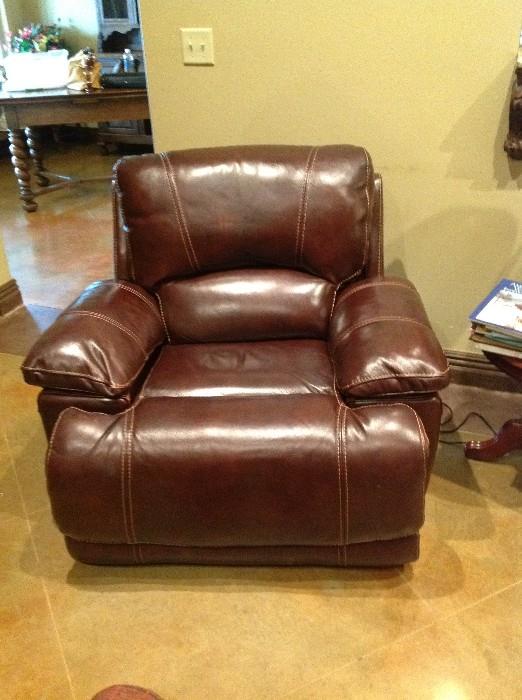 OVERSIZE LEATHER ELECTRIC RECLINER
