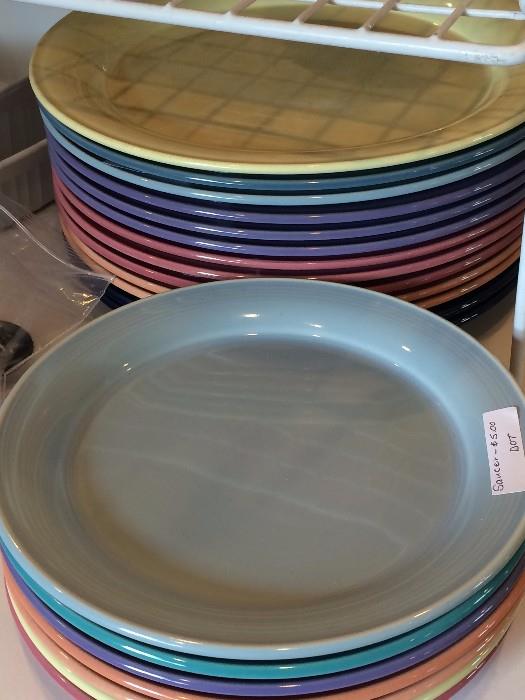 Colorful plates in 2 sizes