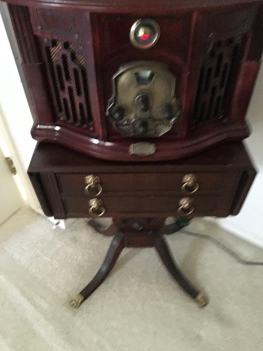Mahogany Side Table and Antique Reproduction Radio/ Turntable
