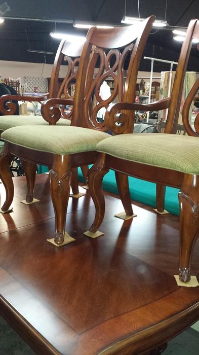Matching dining room table w/ 6 chairs-Great Shape!!