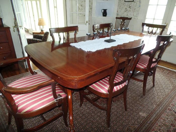 Beautiful dinning table with 6 chairs
